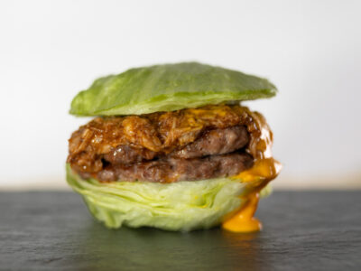 Hamburguesa, costillas barmacoa lechuga sustituyendo al pan