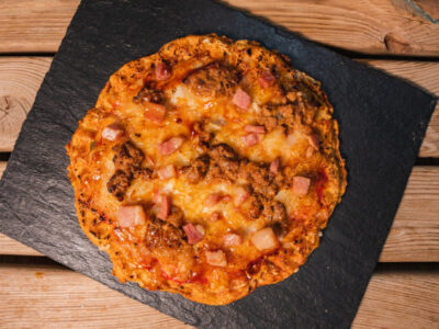 Pizza proteicaa de harina de almendras y huevo