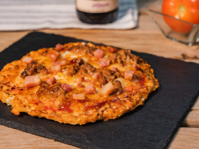 Pizza proteica con hamburguesas troceadas troceadas